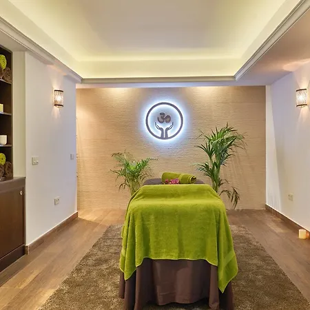 Aparthotel Benabola &